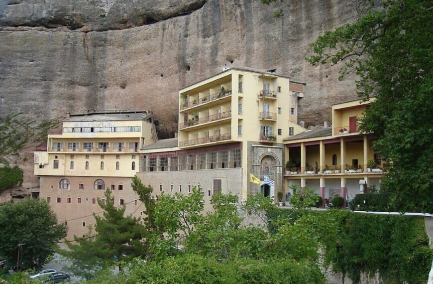 Σύλληψη του Ηγουμένου στο Μέγα Σπήλαιο για απόπειρα πώλησης ιερού Ευαγγελίου του 1700