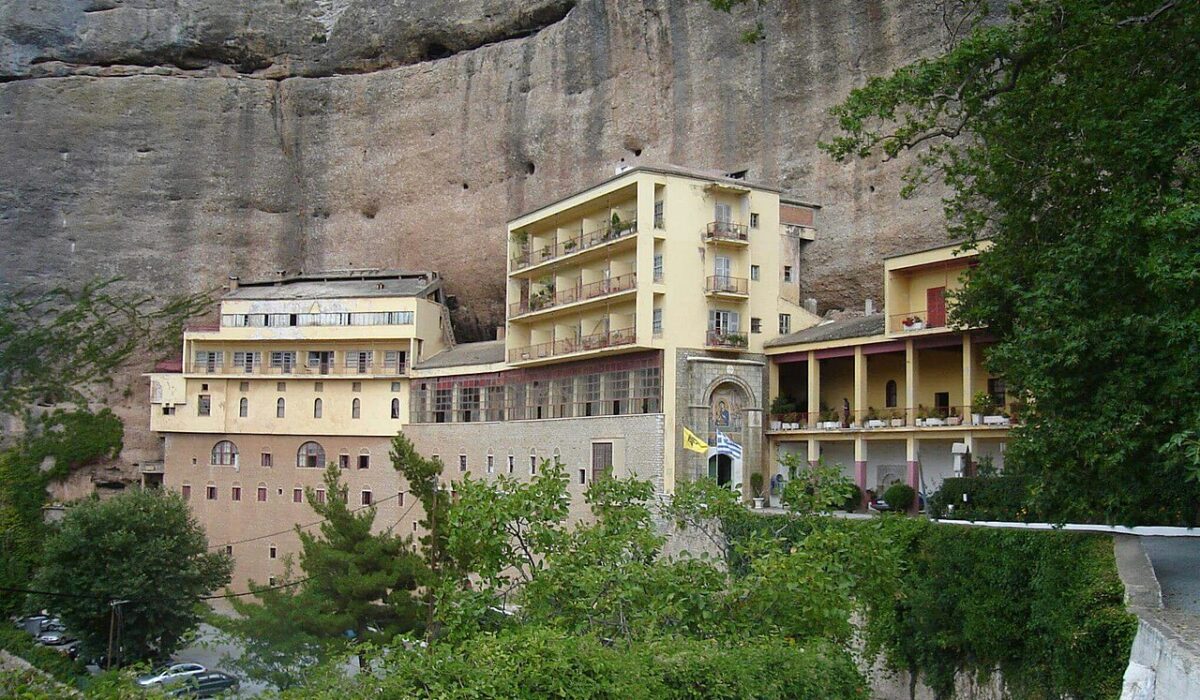 Σύλληψη του Ηγουμένου στο Μέγα Σπήλαιο για απόπειρα πώλησης ιερού Ευαγγελίου του 1700