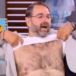 «Ξέφυγε» ο Μπαλάσκας: Σήκωσε στα καλά καθούμενα τη μπλούζα του για να δείξει το δασύτριχο στήθος του