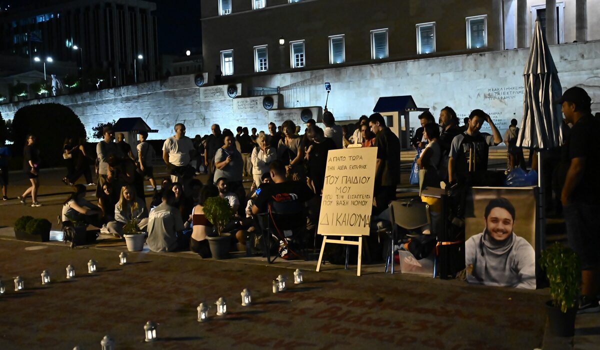 Κατέρρευσε ο απεργός πείνας Δημήτρης Οικονομόπουλος – Μεταφέρθηκε στο νοσοκομείο