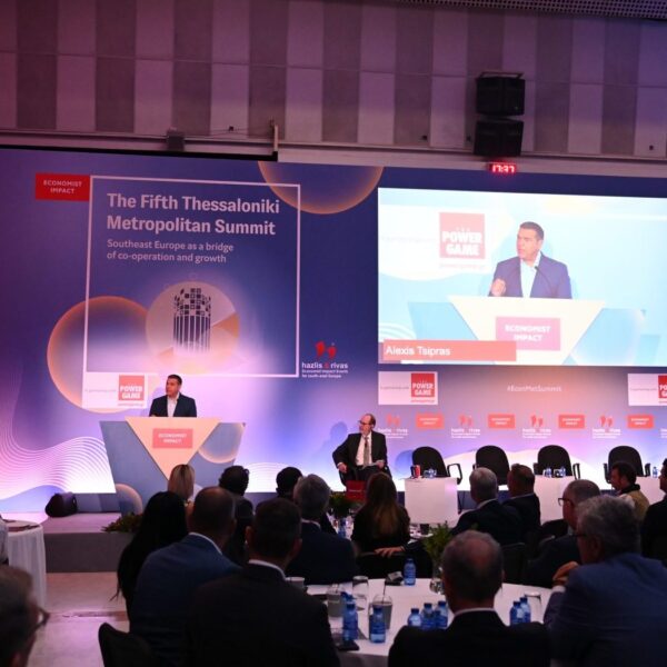 Τσίπρας στον Economist: Η πυξίδα έδειξε Κέντρο