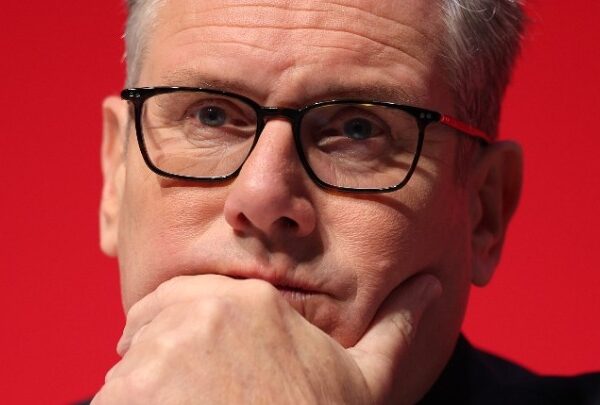 Ο Κιρ Στάρμερ απέναντι στη μεγαλύτερη πολιτική δοκιμασία της πρωθυπουργίας του