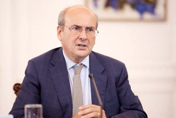 Οργισμένη αντίδραση Χατζηδάκη μετά το πρωτοσέλιδο της «Εφημερίδας των Συντακτών» για τα ΕΛΤΑ