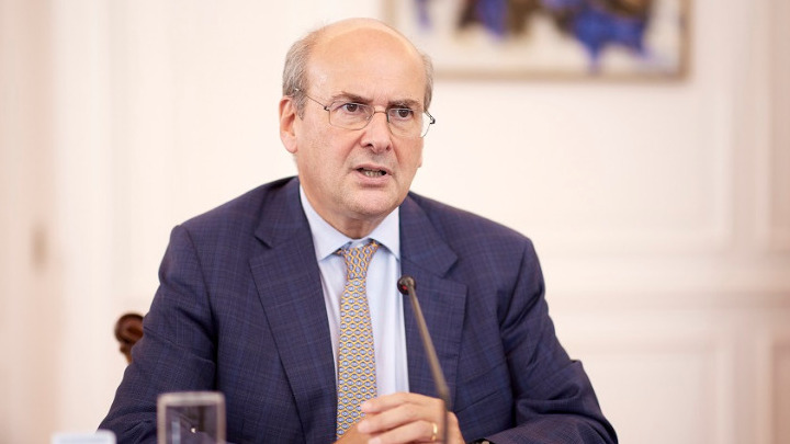 Οργισμένη αντίδραση Χατζηδάκη μετά το πρωτοσέλιδο της «Εφημερίδας των Συντακτών» για τα ΕΛΤΑ