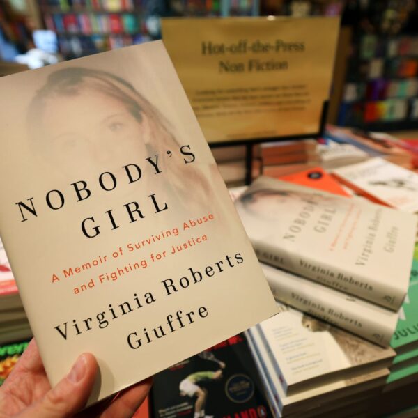 Κυκλοφόρησαν τα απομνημονεύματα της Βιρτζίνια Τζιούφρε – Στο επίκεντρο ξανά ο πρίγκιπας&hellip;