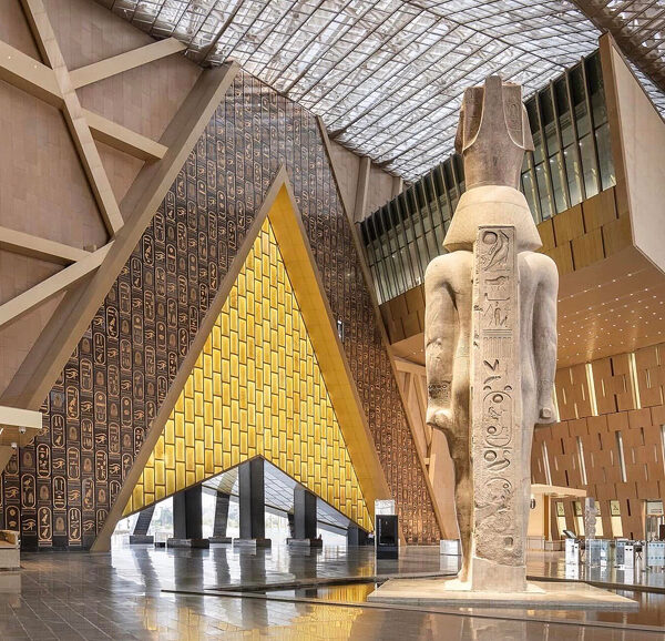 Η νέα «πυραμίδα της σύγχρονης εποχής»: Το Μεγάλο Αιγυπτιακό Μουσείο ανοίγει τις πύλες του δίπλα στις πυραμίδες