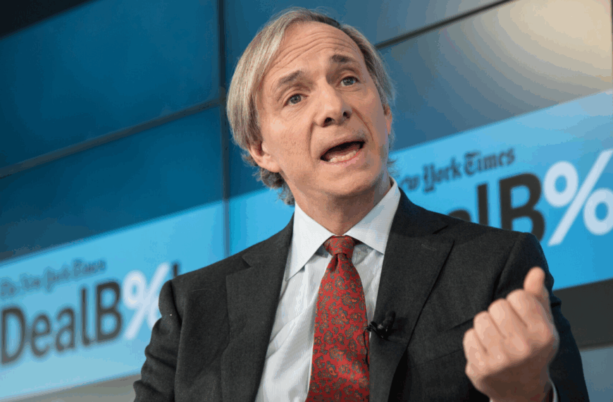 Ρέι Ντάλιο: «Η Αμερική ζει με μια βόμβα χρέους έτοιμη να εκραγεί»