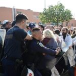 Χημικά και γκλομπ στο «Αττικόν»: Άγρια επίθεση της αστυνομίας κατά γιατρών και εργαζομένων λίγο πριν την επίσκεψη του Πρωθυπουργού