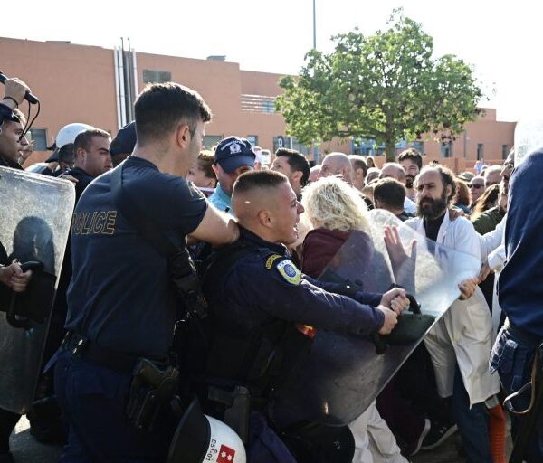 Χημικά και γκλομπ στο «Αττικόν»: Άγρια επίθεση της αστυνομίας κατά γιατρών και εργαζομένων λίγο πριν την επίσκεψη του Πρωθυπουργού
