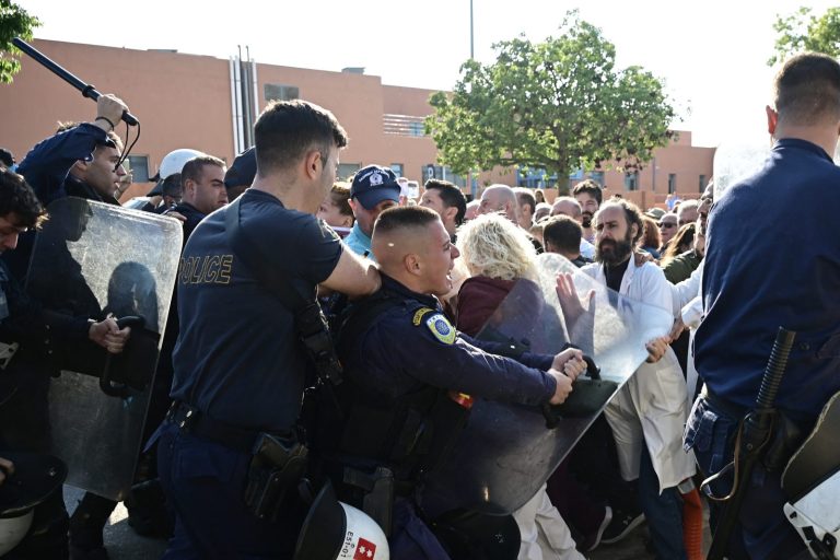 Χημικά και γκλομπ στο «Αττικόν»: Άγρια επίθεση της αστυνομίας κατά γιατρών και&hellip;