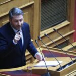 Σφοδρή σύγκρουση στη Βουλή για την «κουμπαριά» Μητσοτάκη – Ξυλούρη