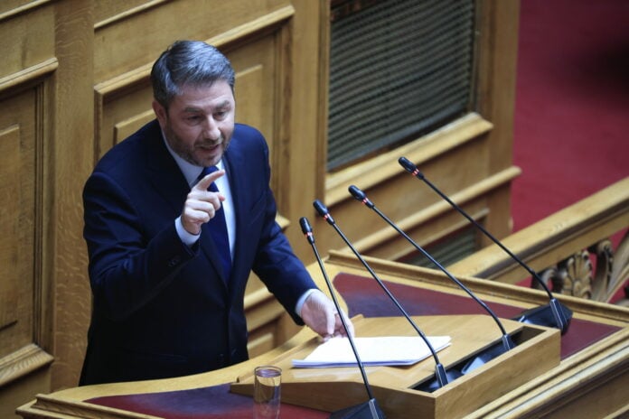 Σφοδρή σύγκρουση στη Βουλή για την «κουμπαριά» Μητσοτάκη…