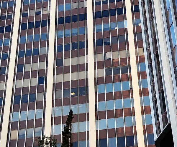 Φωτιά στον Πύργο Αθηνών: Εκκενώθηκαν γραφεία και καταστήματα