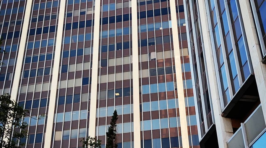 Φωτιά στον Πύργο Αθηνών: Εκκενώθηκαν γραφεία και καταστήματα