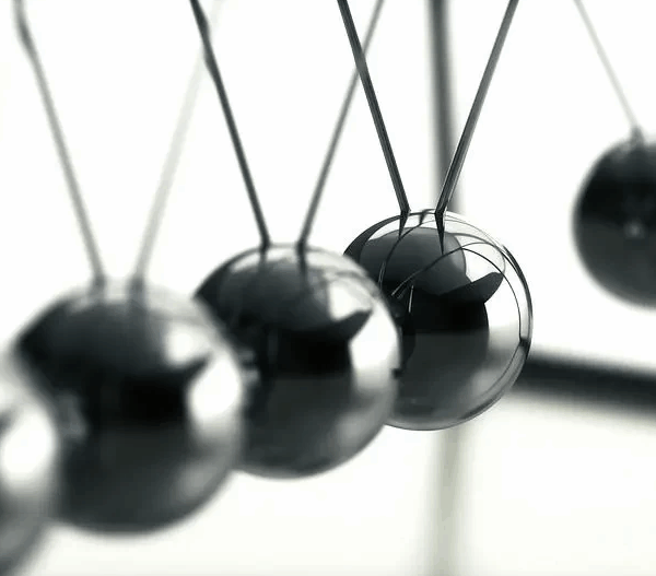 Το εκκρεμές της πολιτικής κινείται ξανά: Οι πολίτες ζητούν συνεργασίες – «παράθυρο» ενδιαφέροντος για κόμμα Τσίπρα