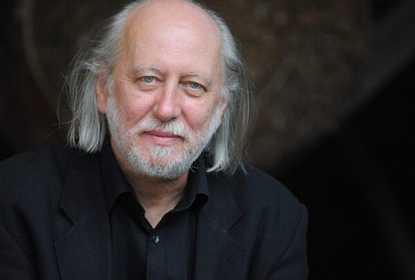 Λάσλο Κρασναχορκάι: Ο «δάσκαλος της Αποκάλυψης» που αναμετρήθηκε με τη σκοτεινή πλευρά&hellip;