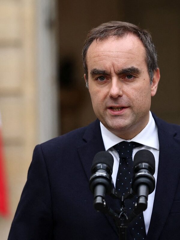 Η Γαλλία σε νέα πολιτική δίνη: Ο Λεκορνί παραιτείται μετά από μόλις 27 ημέρες