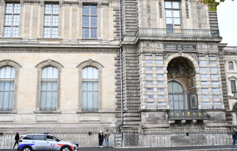 Η ληστεία του αιώνα στο Λούβρο: Πλήγμα στην καρδιά της Γαλλίας και&hellip;
