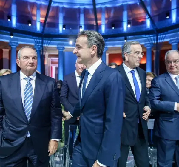 Η (βιβλιο-)”φιλική” συνύπαρξη του νυν με τους πρώην πρωθυπουργούς και το πολιτικό της βάρος