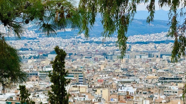 Στέγη: Η ελληνική αγορά ακινήτων ανάμεσα στη γήρανση του αποθέματος, τις ψευδείς αγγελίες, τη “φούσκα” και τη στεγαστική κρίση