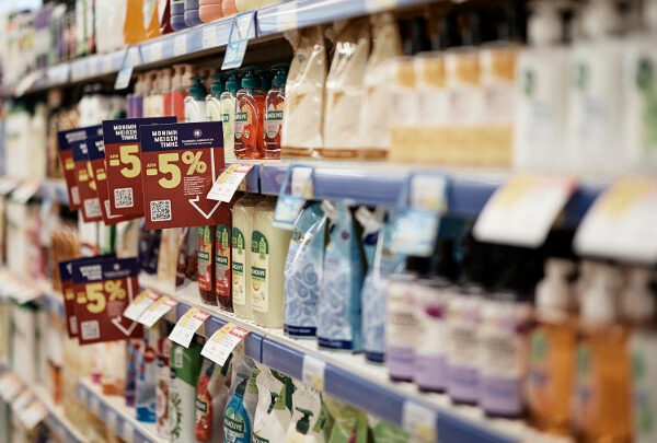 Ο πληθωρισμός μένει στάσιμος, οι τιμές στα τρόφιμα ανεβαίνουν – Η ακρίβεια που ροκανίζει τα εισοδήματα