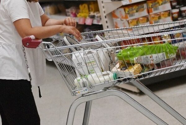 Χωρίς φρένο η ακρίβεια: Στο όριο των αντοχών τους τα νοικοκυριά