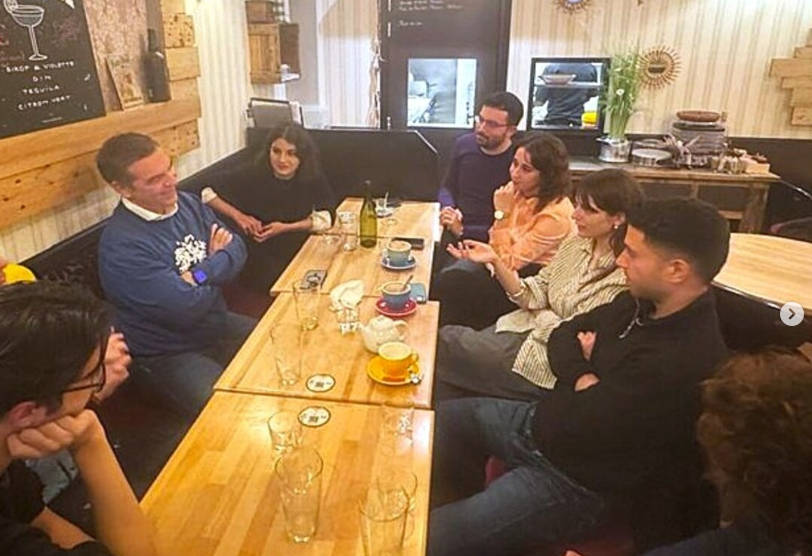 Μπίρα και συμπάθεια: Ο Αλέξης Τσίπρας με Έλληνες φοιτητές της Σορβόνης