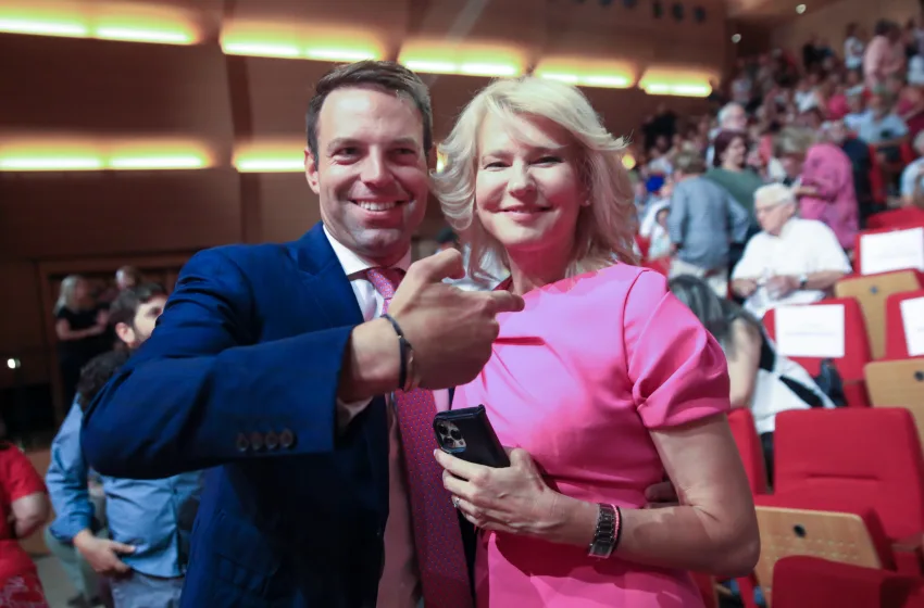 Η Θεοδώρα Τζάκρη «ανέβασε» κατά λάθος ιδιωτική συνομιλία με τον Κασσελάκη – Σάλος&hellip;