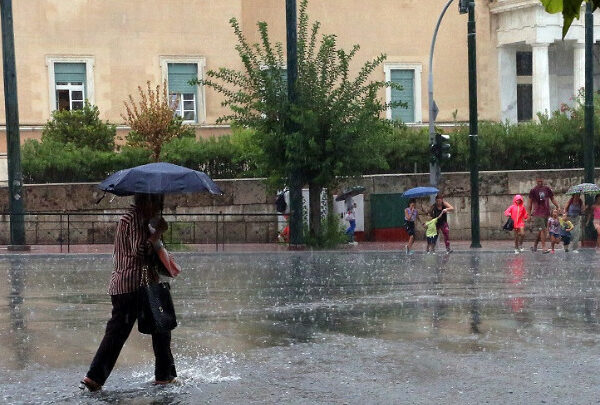 Σφοδρή κακοκαιρία πλήττει τη χώρα – Ισχυρές βροχές, καταιγίδες και χαλαζοπτώσεις