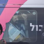 Έκρηξη χαράς στη Ραμάλα με την άφιξη λεωφορείων που μεταφέρουν Παλαιστινίους που απελευθερώθηκαν από το Ισραήλ