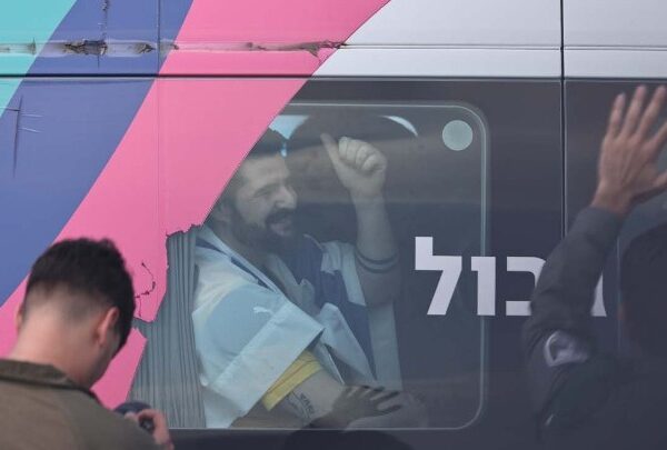 Έκρηξη χαράς στη Ραμάλα με την άφιξη λεωφορείων που μεταφέρουν Παλαιστινίους που&hellip;