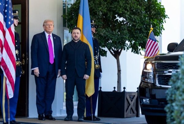 Ο Τραμπ «παγώνει» τους Tomahawk και πιέζει για ειρήνη: Ψυχρολουσία Ζελένσκι στον Λευκό Οίκο