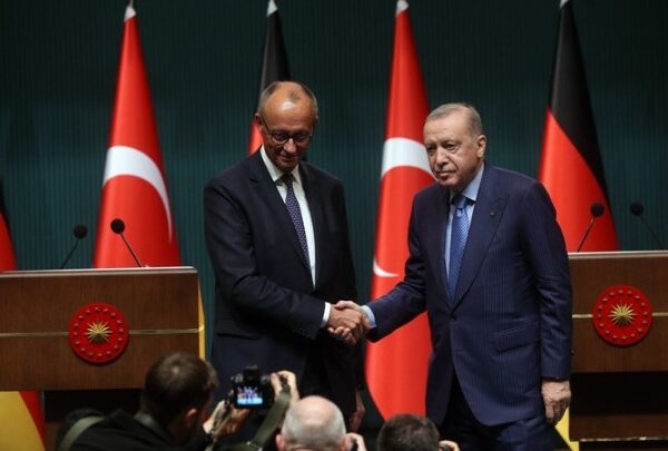 Επίσκεψη Μερτς στην Άγκυρα: Σκληρή κριτική στη Γερμανία για τη στάση του καγκελάριου απέναντι στον τούρκο πρόεδρο