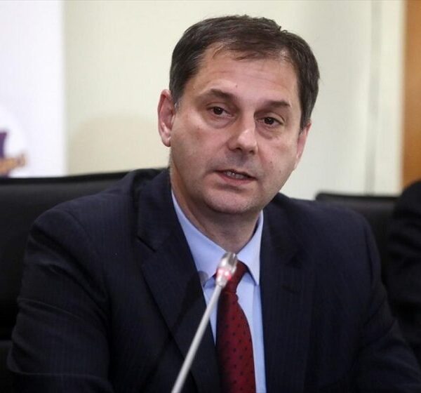 Εμπρηστική επίθεση στο γραφείο του Χάρη Θεοχάρη στον Άγιο Δημήτριο