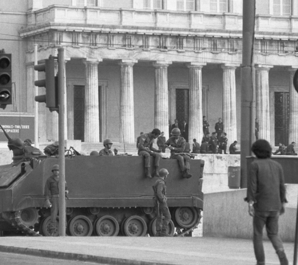 Άγνωστος Στρατιώτης: 3 καθηγητές σχολιάζουν την στρατιωτικοποίηση του μνημείου