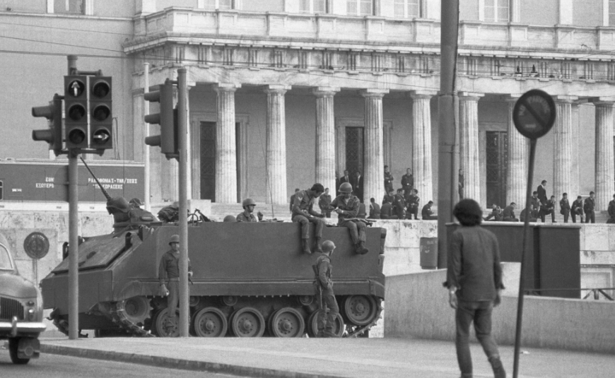 Άγνωστος Στρατιώτης: 3 καθηγητές σχολιάζουν την στρατιωτικοποίηση του μνημείου