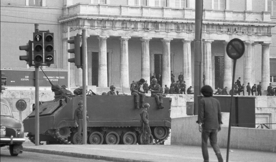 Άγνωστος Στρατιώτης: 3 καθηγητές σχολιάζουν την στρατιωτικοποίηση του μνημείου