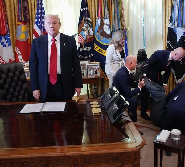 «Τι κάνει η γάτα σου όταν εσύ πνίγεσαι στο δωμάτιο»