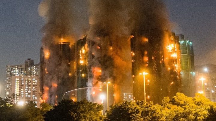 Φονική πυρκαγιά στο Χονγκ Κονγκ: 36 νεκροί – 279 αγνοούμενοι σε συγκρότημα κατοικιών