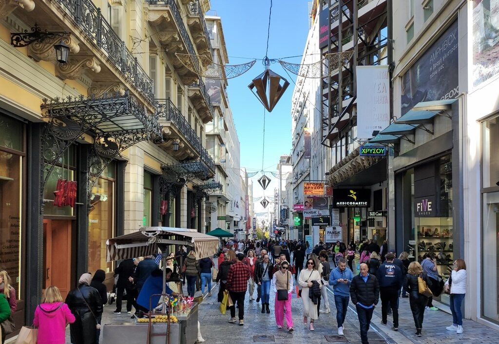 Εορταστικό ωράριο των καταστημάτων – Πότε κλείνουν την παραμονή των Χριστουγέννων