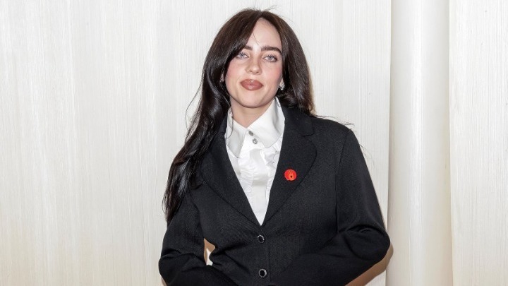 Μπίλι Άιλις προς τους δισεκατομμυριούχους στα Βραβεία Καινοτομίας: «Μοιραστείτε τον πλούτο»