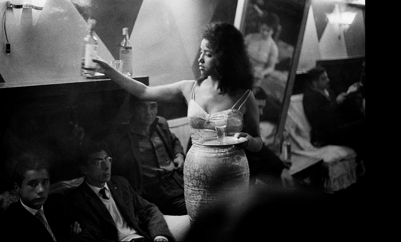 Η Magnum Gallery στο Paris Photo Fair: Σκιές, πρόσωπα και στιγμές εσωστρέφειας στη Λατινική Αμερική