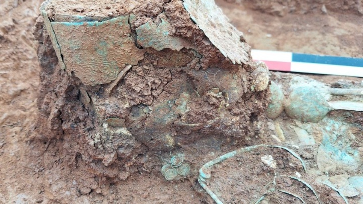 Η αρχόντισσα με το ανεστραμμένο διάδημα – Εντυπωσιακό νεκροταφείο αρχαϊκών χρόνων στη Φθιώτιδα