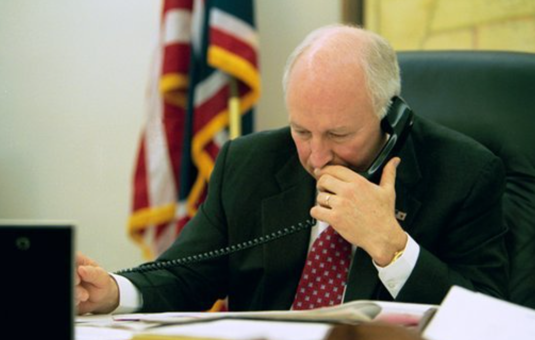 Ντικ Τσέινι: Ο σκιώδης πρόεδρος που ενσάρκωσε το σκοτεινό πρόσωπο της αμερικανικής εξουσίας