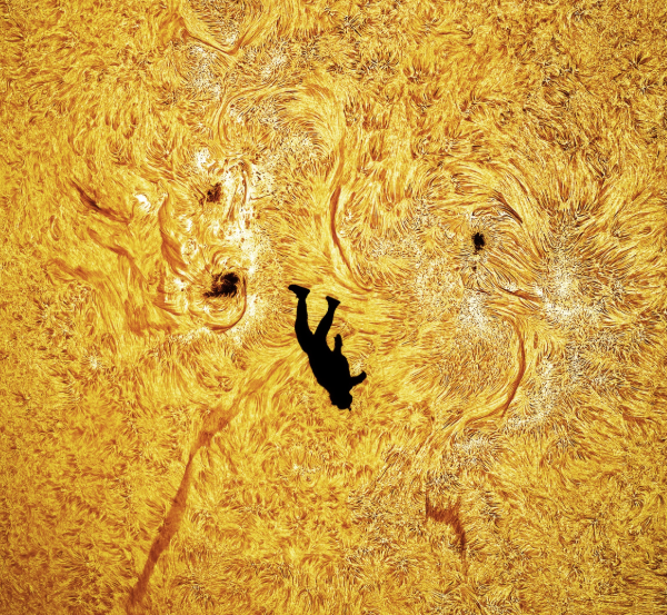 Η «Πτώση του Ίκαρου» που έγινε viral: Η εντυπωσιακή φωτογραφία αλεξιπτωτιστή μπροστά&hellip;