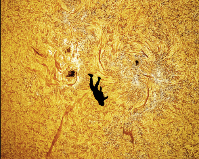 Η «Πτώση του Ίκαρου» που έγινε viral: Η εντυπωσιακή φωτογραφία αλεξιπτωτιστή μπροστά από τον Ήλιο