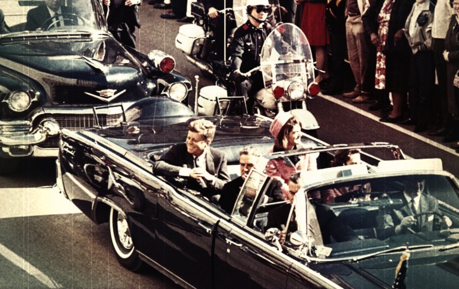 Το χρονικό της δολοφονίας του Τζον Φ. Κένεντι και οι σκιές που δεν έσβησαν ποτέ