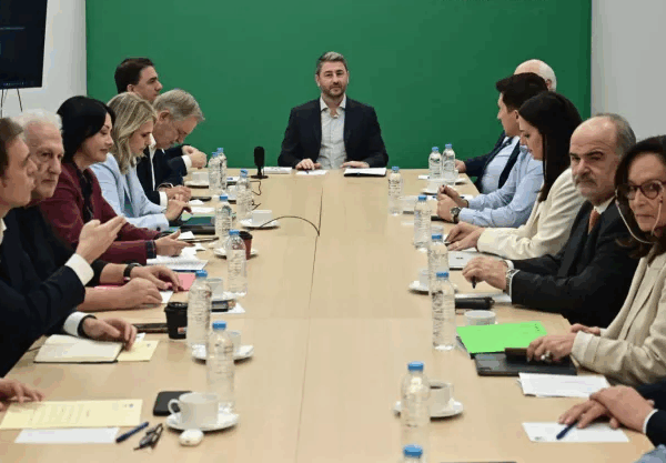 Το ΠΑΣΟΚ σε σταυροδρόμι ενότητας και ανασύνταξης – Το μήνυμα Ανδρουλάκη και το παρασκήνιο της μαραθώνιας συνεδρίασης της Πολιτικής Γραμματείας της ΚΟΕΣ