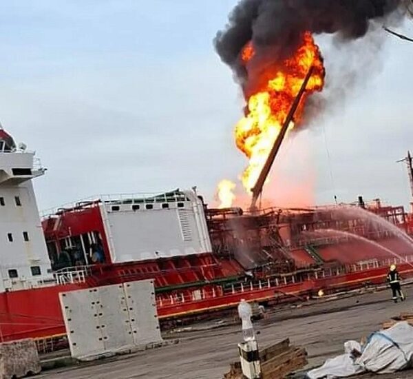 Ρωσικό πλήγμα σε τουρκικό δεξαμενόπλοιο στην ΟδησσόΣυναγερμός για πιθανή έκρηξη – Εκκενώθηκε χωριό στη Ρουμανία