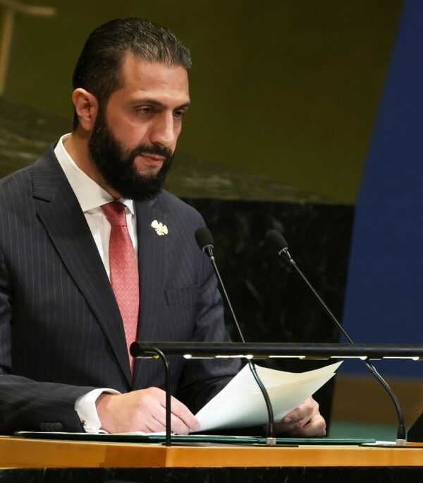 Από το τζιχάντ στα σαλόνια του Λευκού Οίκου: Η εντυπωσιακή μεταμόρφωση του Άχμεντ αλ Σάρα